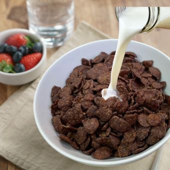 やさしいコーンフレーク ビターカカオ 140g